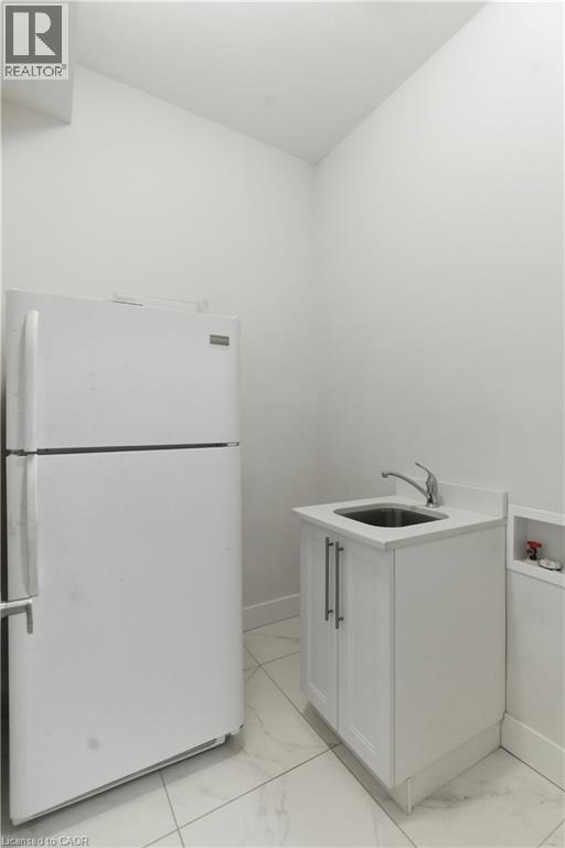 2000 Maddex Way, London, ON - Indoor Photo Showing Other Room