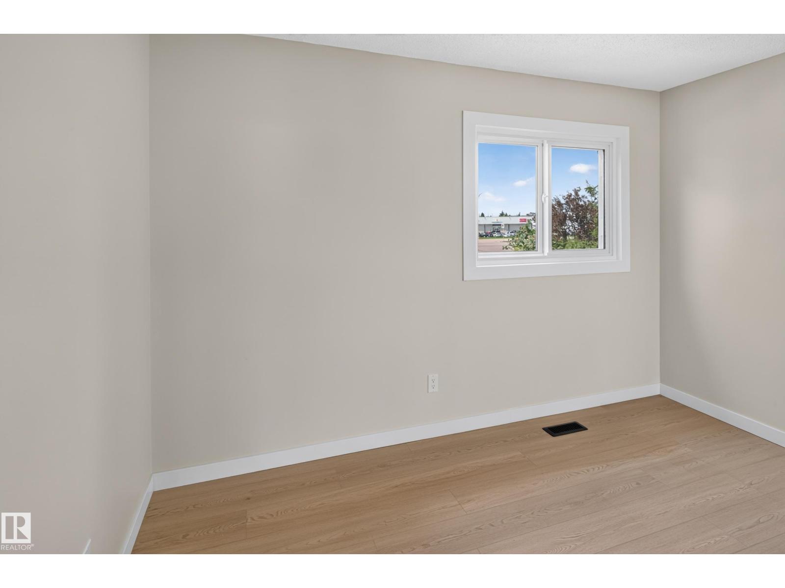 175 Centennial Ct Nw, Edmonton, AB - Indoor Photo Showing Other Room
