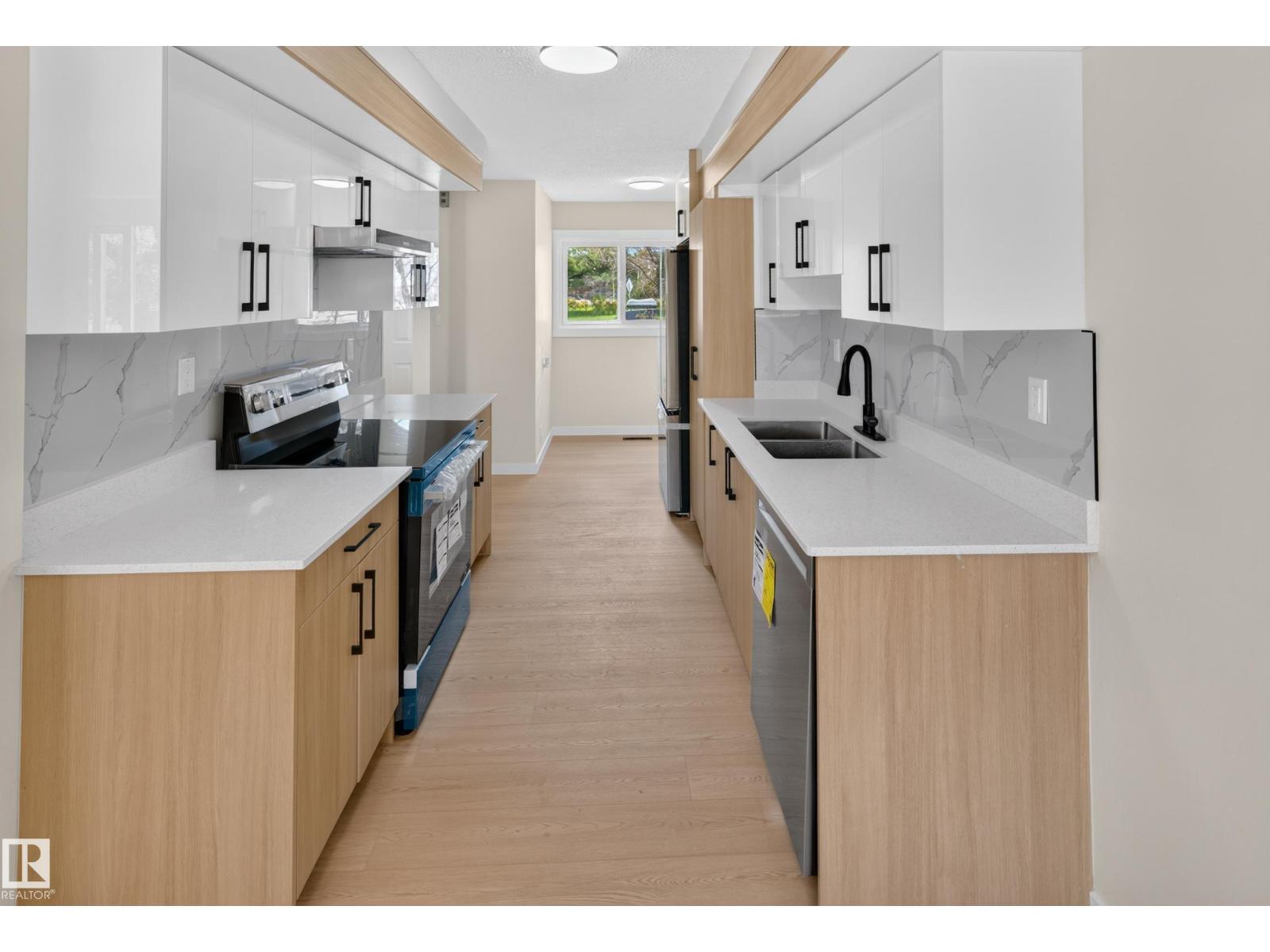 175 Centennial Ct Nw, Edmonton, AB - Indoor Photo Showing Kitchen With Double Sink