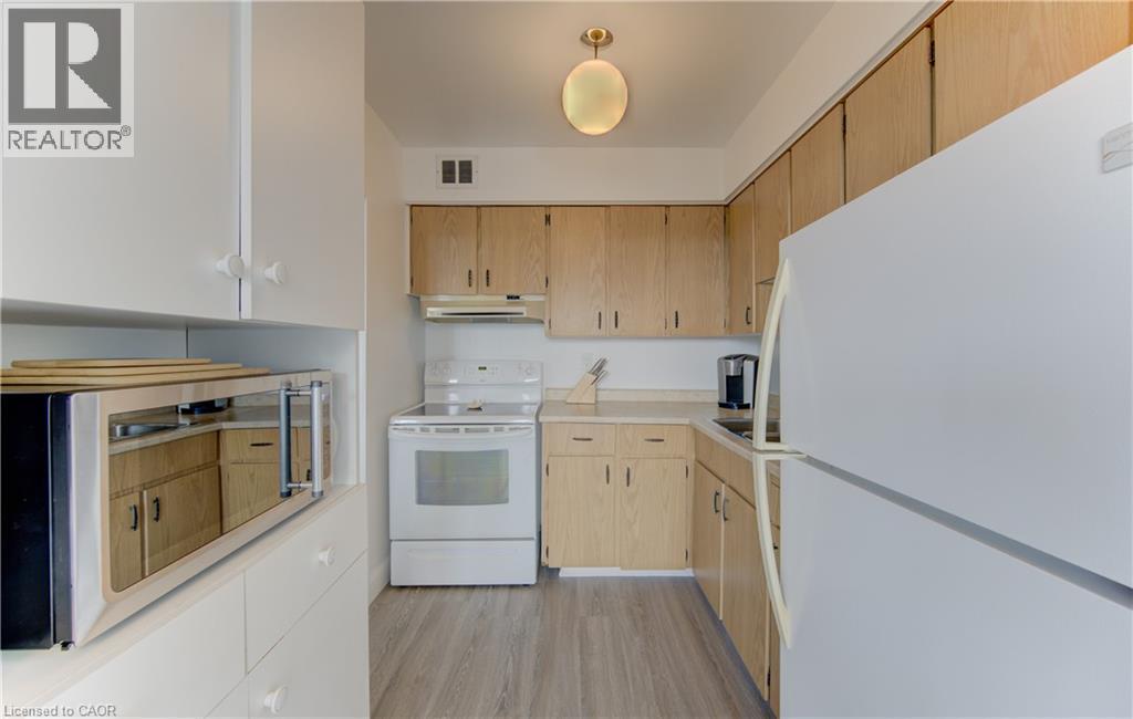 24 Midland Drive Unit# 403, Kitchener, ON - Indoor Photo Showing Kitchen