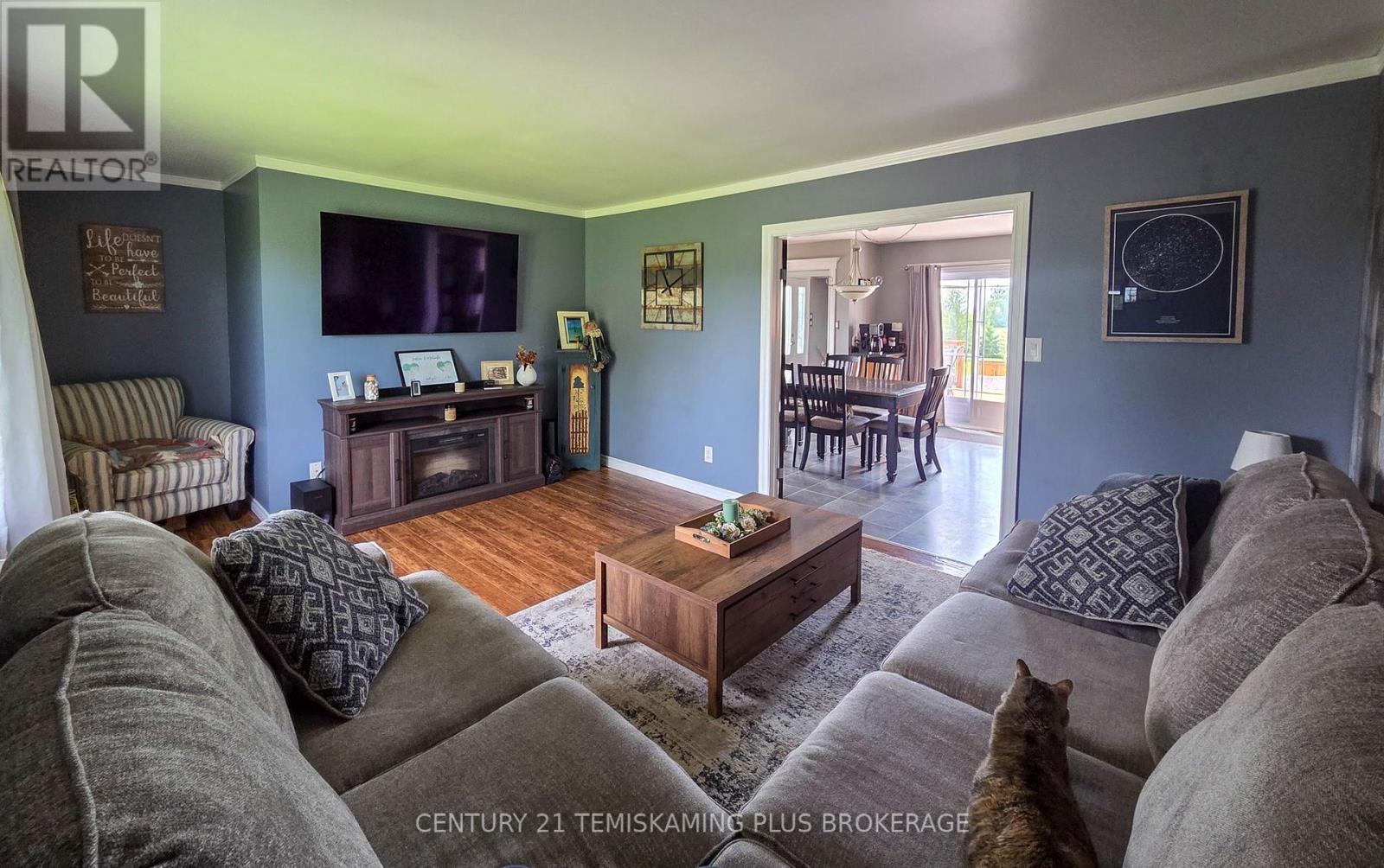 045090 Highway 562, Timiskaming (Tim - Outside - Rural), ON - Indoor Photo Showing Living Room