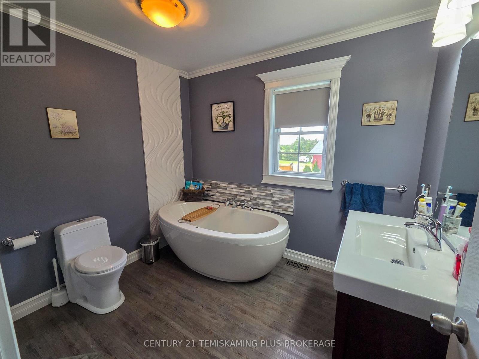 045090 Highway 562, Timiskaming (Tim - Outside - Rural), ON - Indoor Photo Showing Bathroom