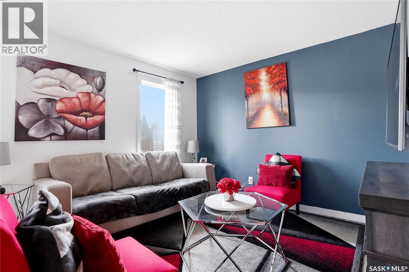 468 Berini Drive, Saskatoon, SK - Indoor Photo Showing Living Room