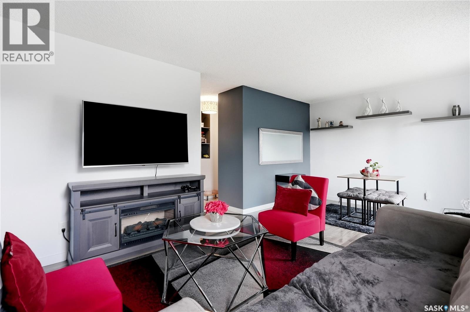 468 Berini Drive, Saskatoon, SK - Indoor Photo Showing Living Room