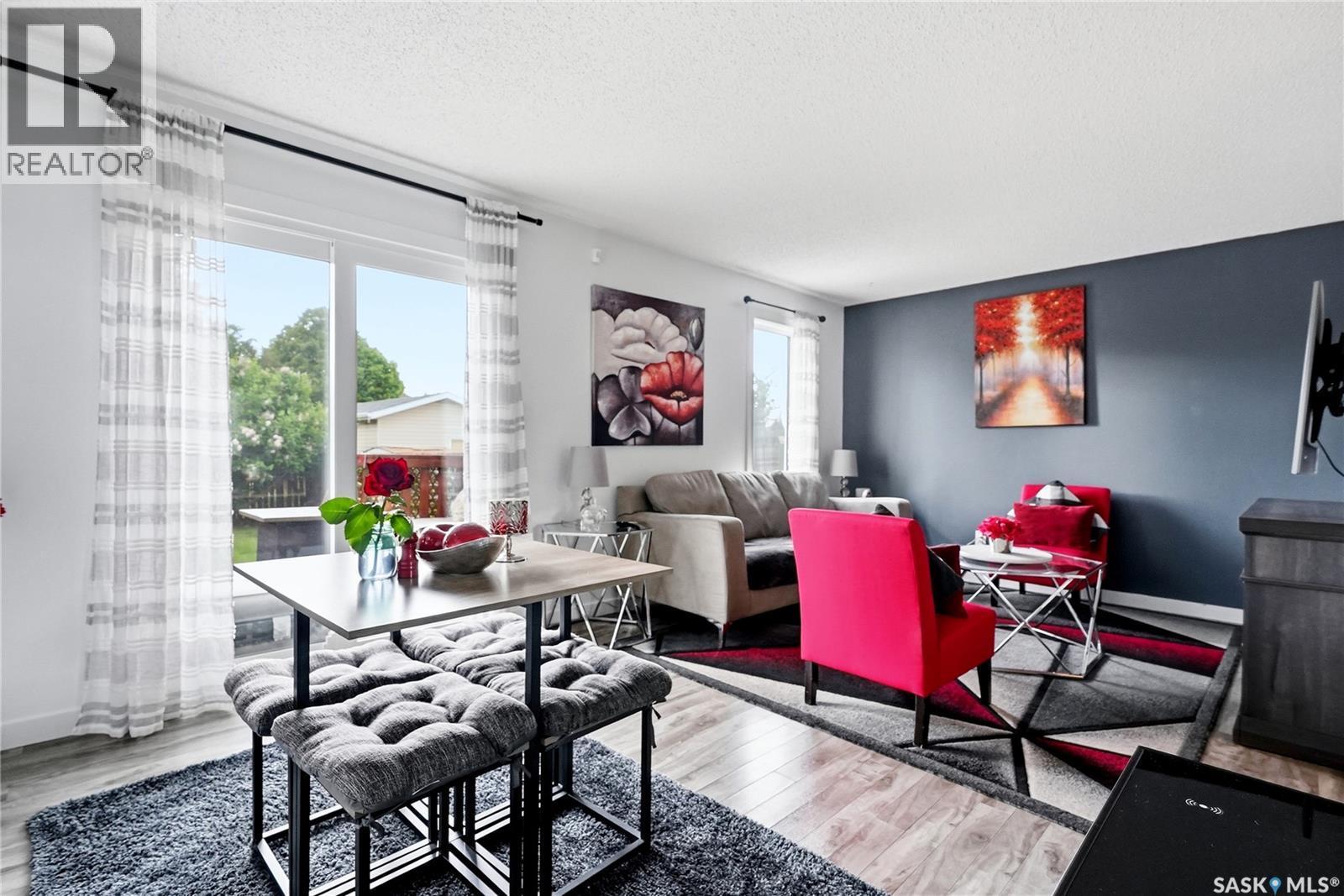 468 Berini Drive, Saskatoon, SK - Indoor Photo Showing Living Room