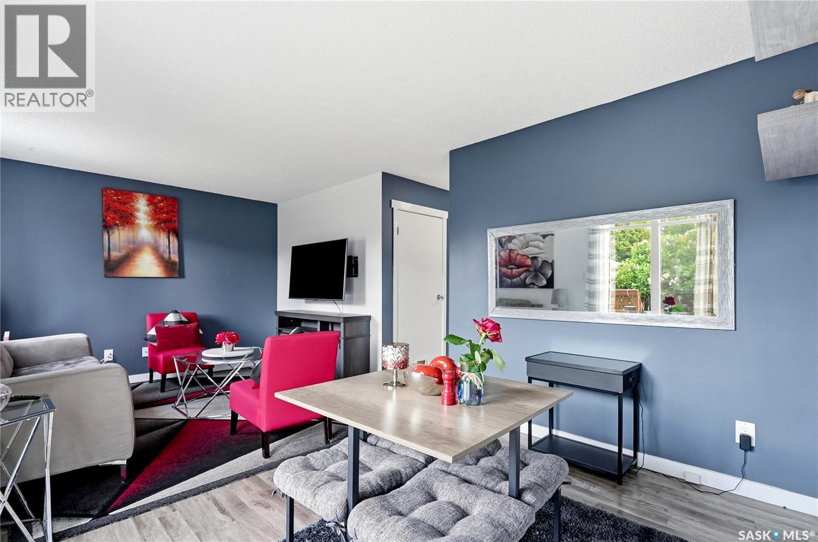 468 Berini Drive, Saskatoon, SK - Indoor Photo Showing Living Room