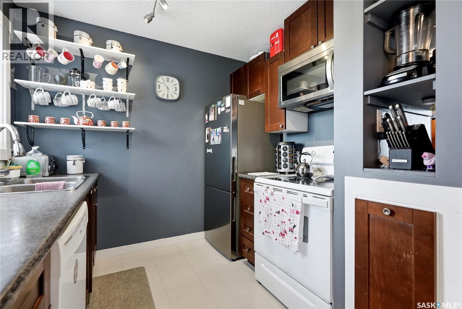 468 Berini Drive, Saskatoon, SK - Indoor Photo Showing Kitchen With Double Sink