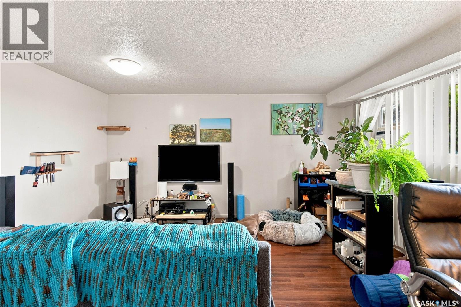 7110-7112 Dewdney Avenue, Regina, SK