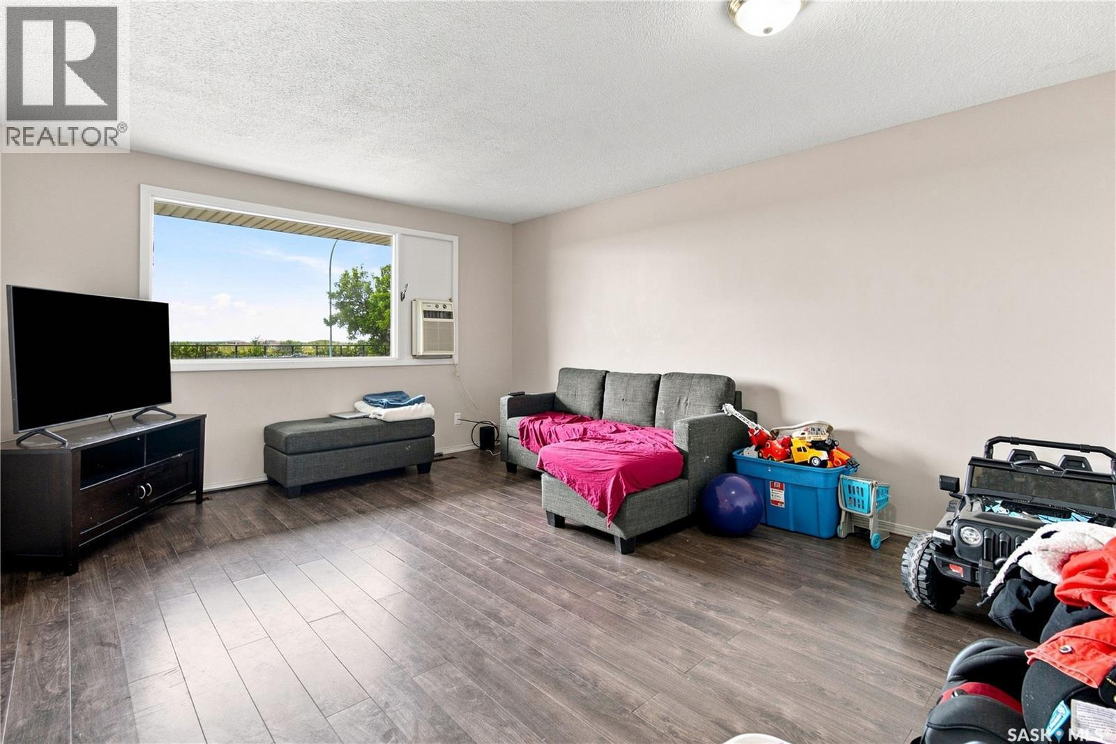 7110-7112 Dewdney Avenue, Regina, SK