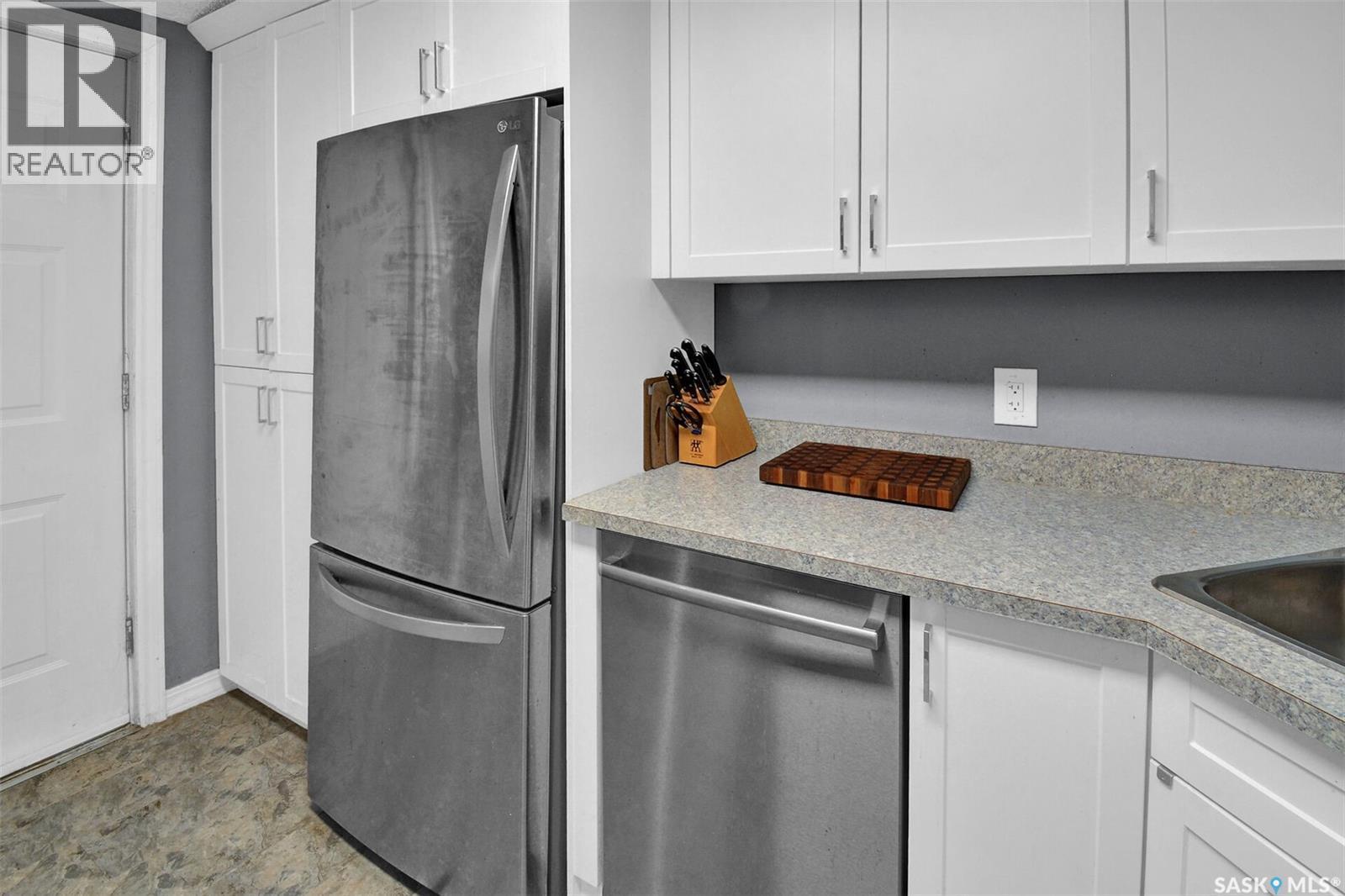 310 J Avenue N, Saskatoon, SK - Indoor Photo Showing Kitchen