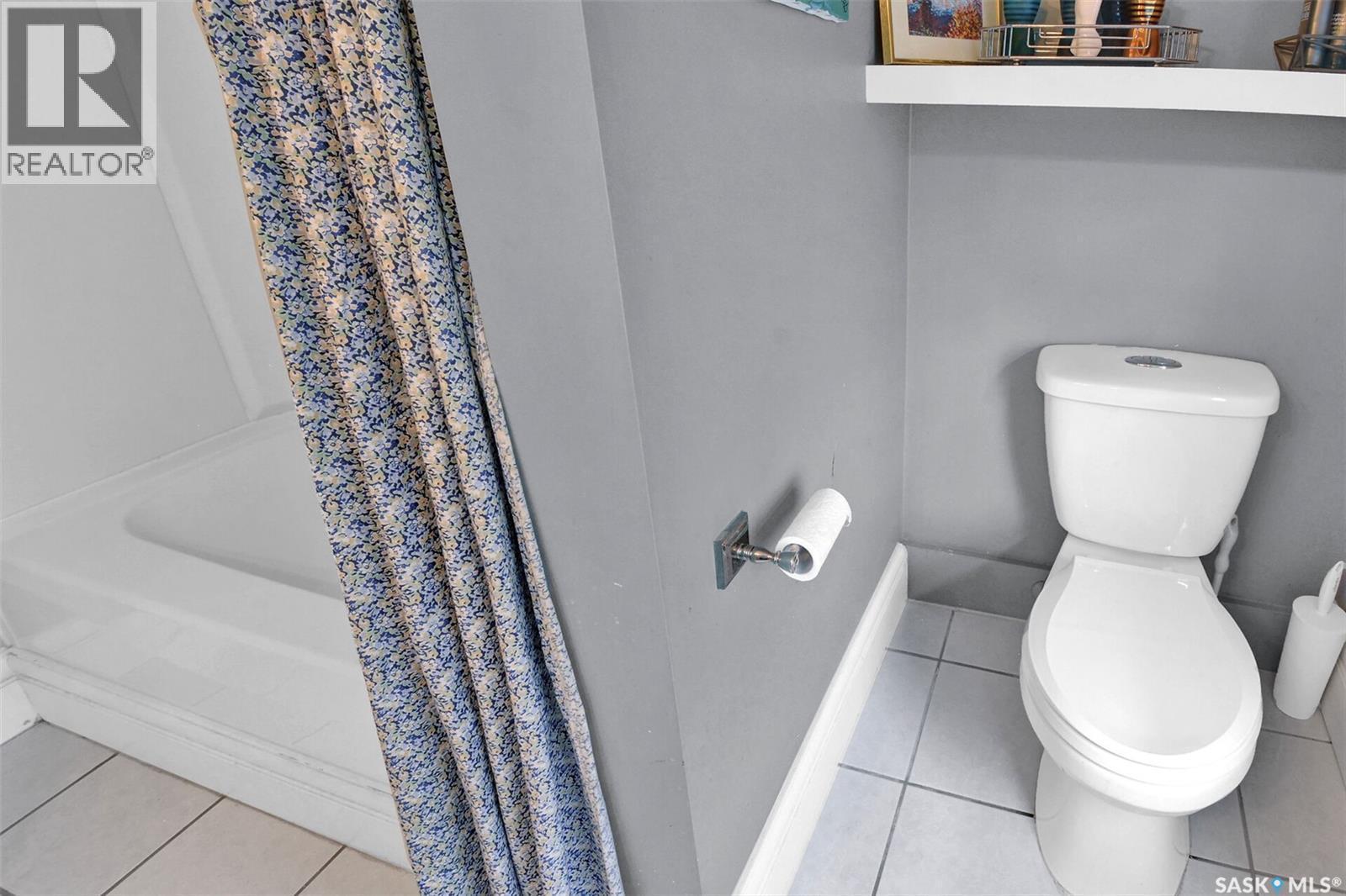 310 J Avenue N, Saskatoon, SK - Indoor Photo Showing Bathroom