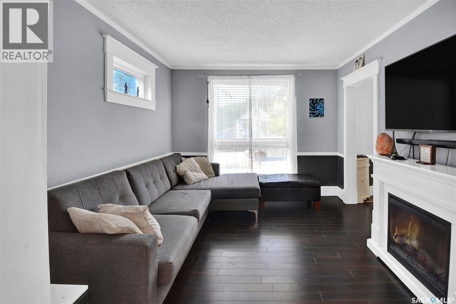 310 J Avenue N, Saskatoon, SK - Indoor Photo Showing Living Room With Fireplace