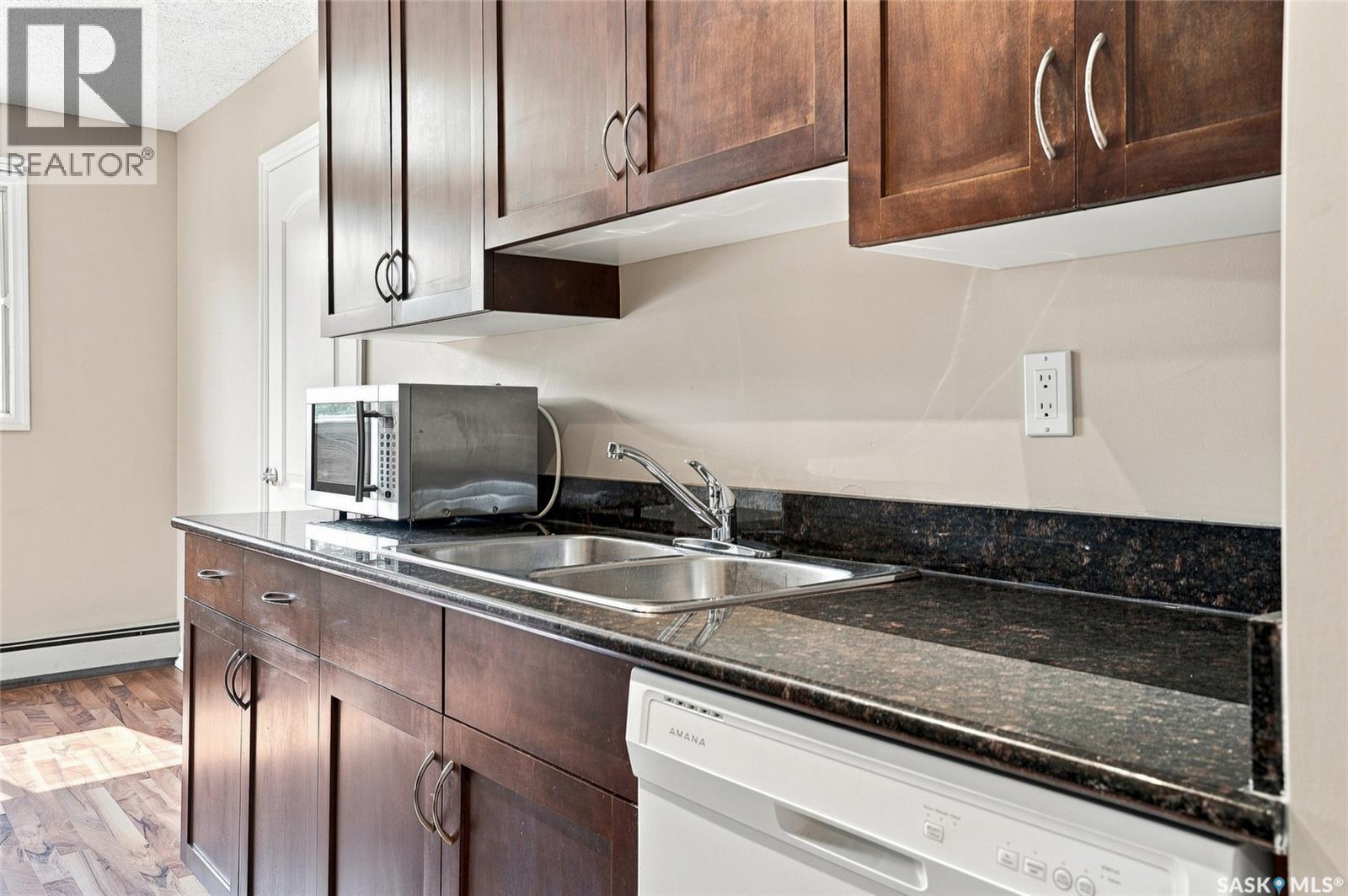 306 1013 Lansdowne Avenue, Saskatoon, SK - Indoor Photo Showing Kitchen With Double Sink