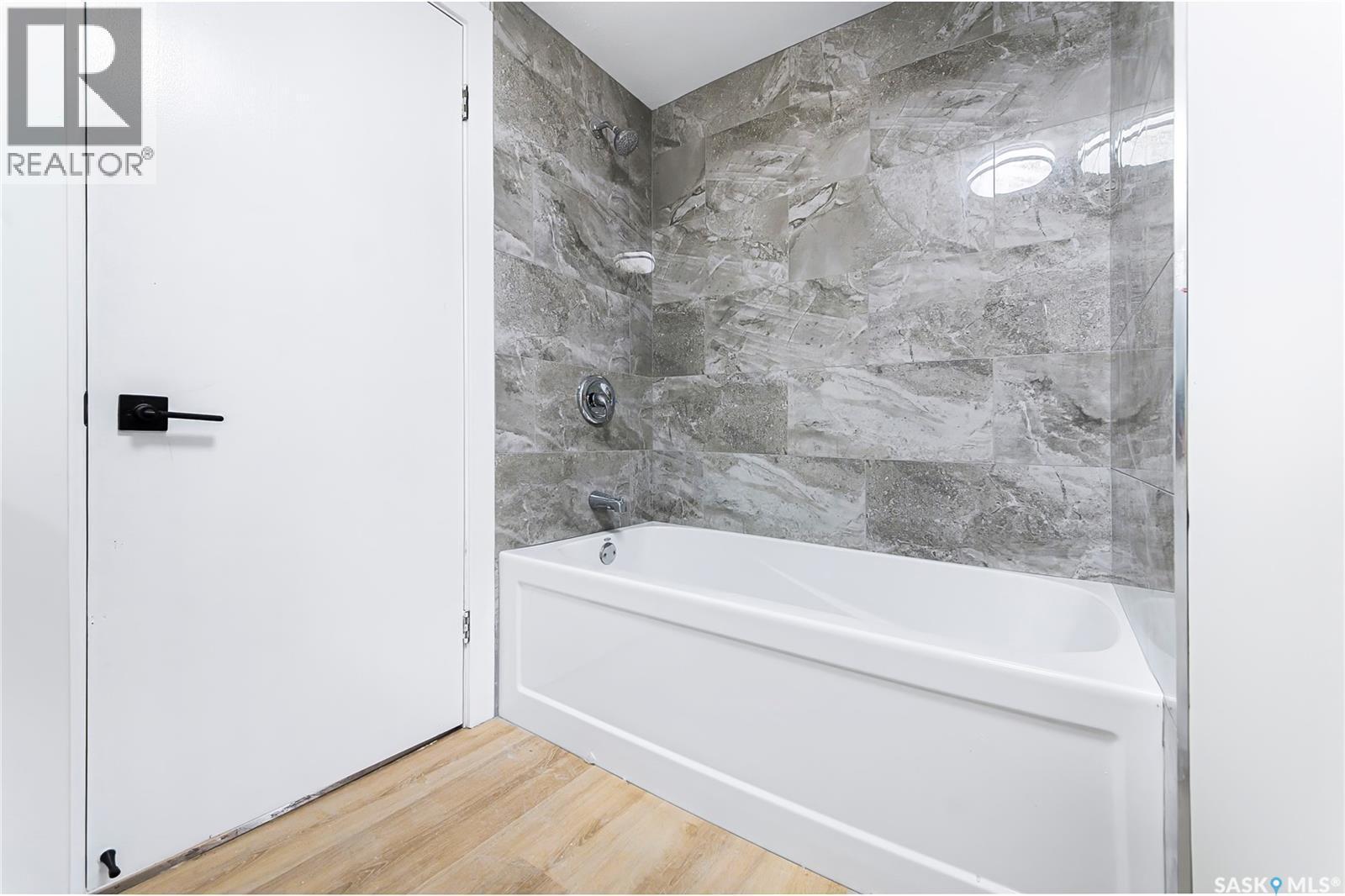 451 R Avenue S, Saskatoon, SK - Indoor Photo Showing Bathroom