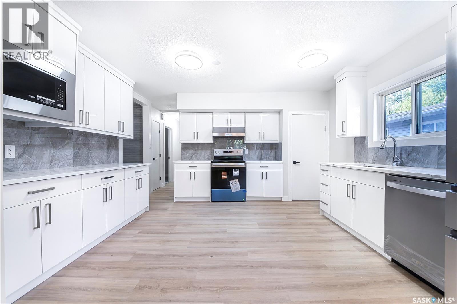 451 R Avenue S, Saskatoon, SK - Indoor Photo Showing Kitchen With Upgraded Kitchen