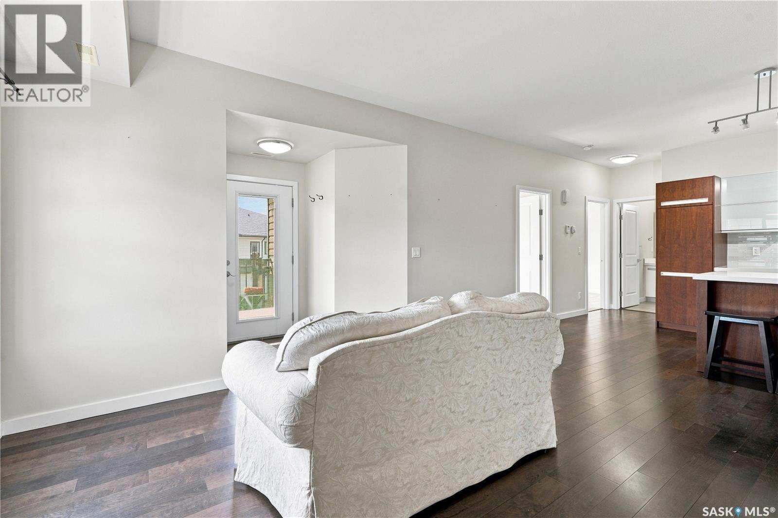106 2315 Mcclocklin Road, Saskatoon, SK - Indoor Photo Showing Living Room