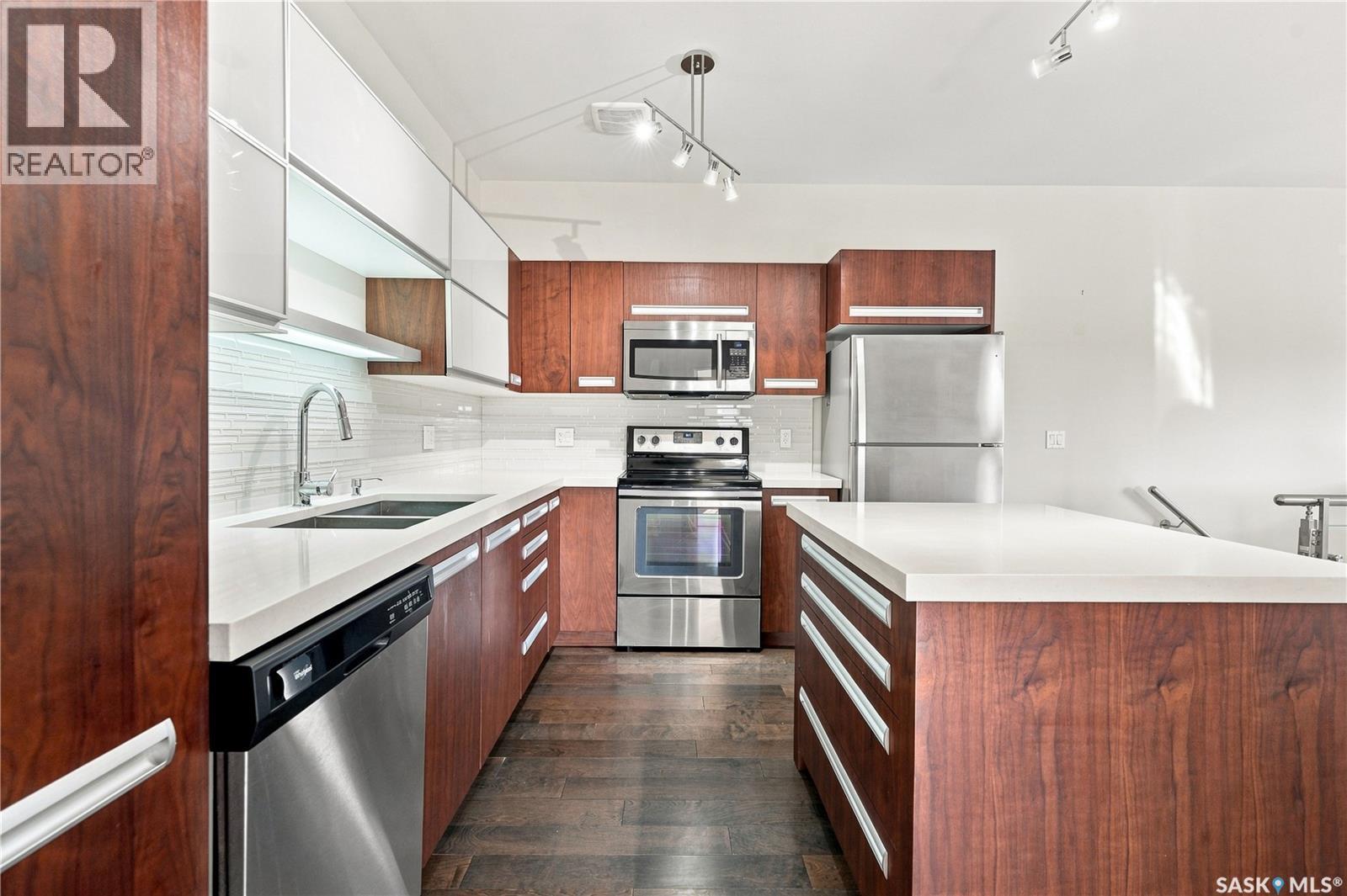 106 2315 Mcclocklin Road, Saskatoon, SK - Indoor Photo Showing Kitchen With Double Sink With Upgraded Kitchen