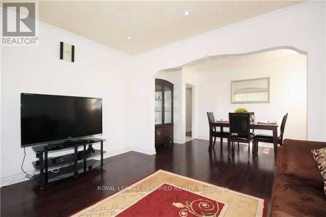 Upper Level - 109 Hiscock Boulevard, Toronto, ON - Indoor Photo Showing Living Room