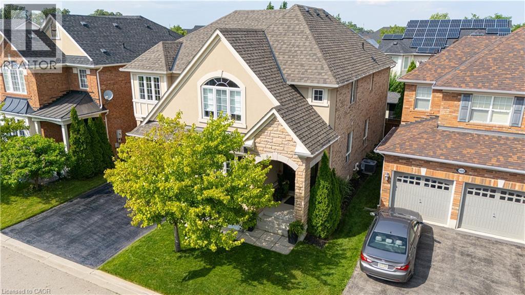 Stone and stucco facade with an arched entry - 1406 Marshall Crescent, Milton, ON - Outdoor