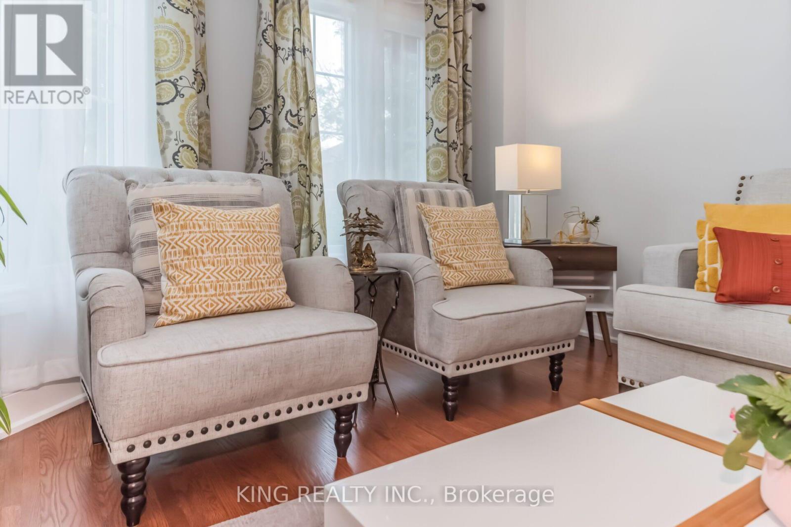 1427 Grossi Street, Mississauga, ON - Indoor Photo Showing Living Room