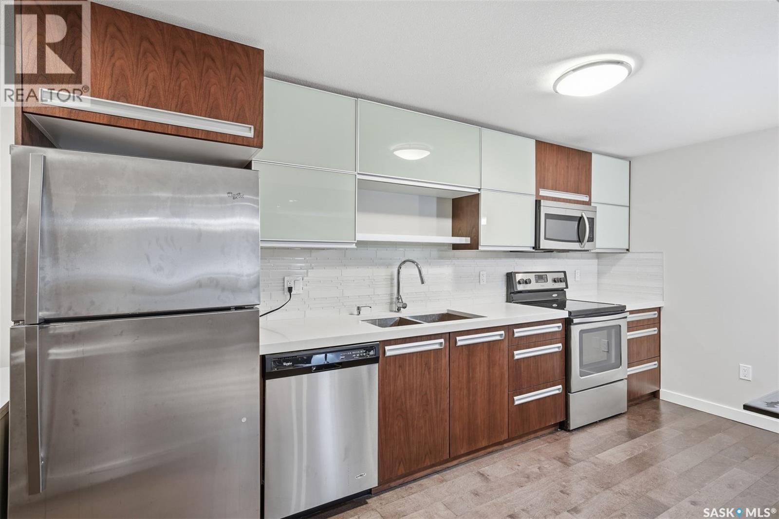 422 Pichler Crescent, Saskatoon, SK - Indoor Photo Showing Kitchen With Stainless Steel Kitchen With Double Sink