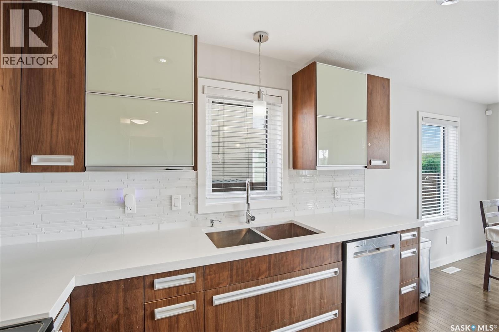 422 Pichler Crescent, Saskatoon, SK - Indoor Photo Showing Kitchen With Double Sink With Upgraded Kitchen