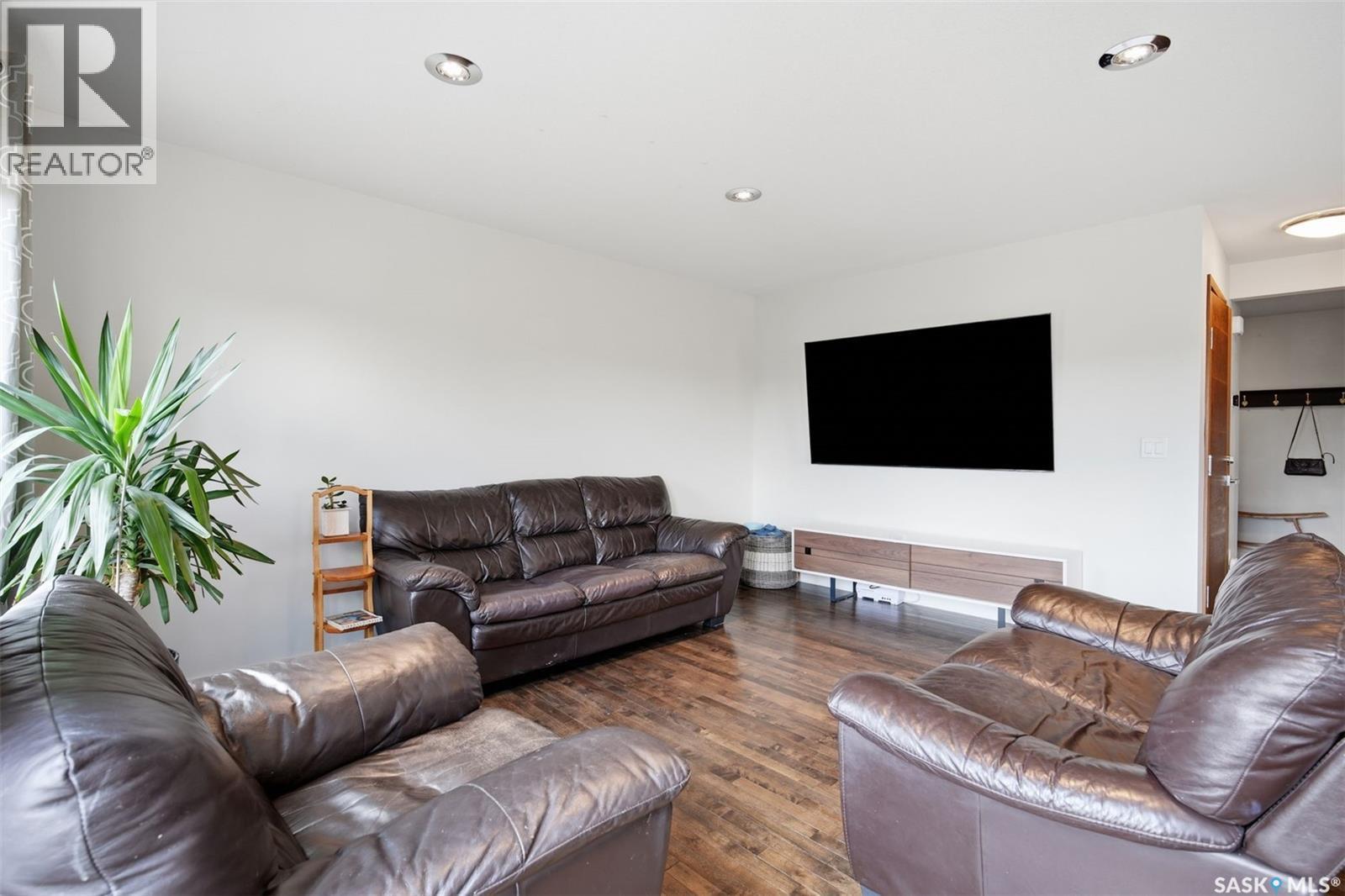 422 Pichler Crescent, Saskatoon, SK - Indoor Photo Showing Living Room
