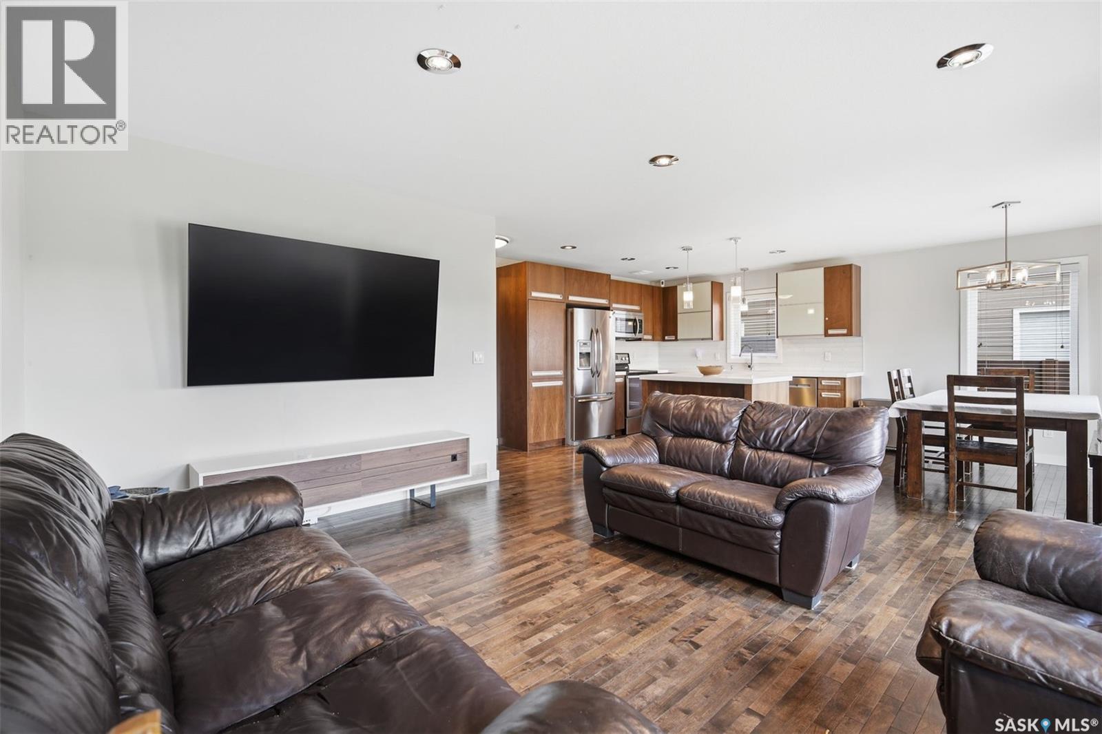 422 Pichler Crescent, Saskatoon, SK - Indoor Photo Showing Living Room