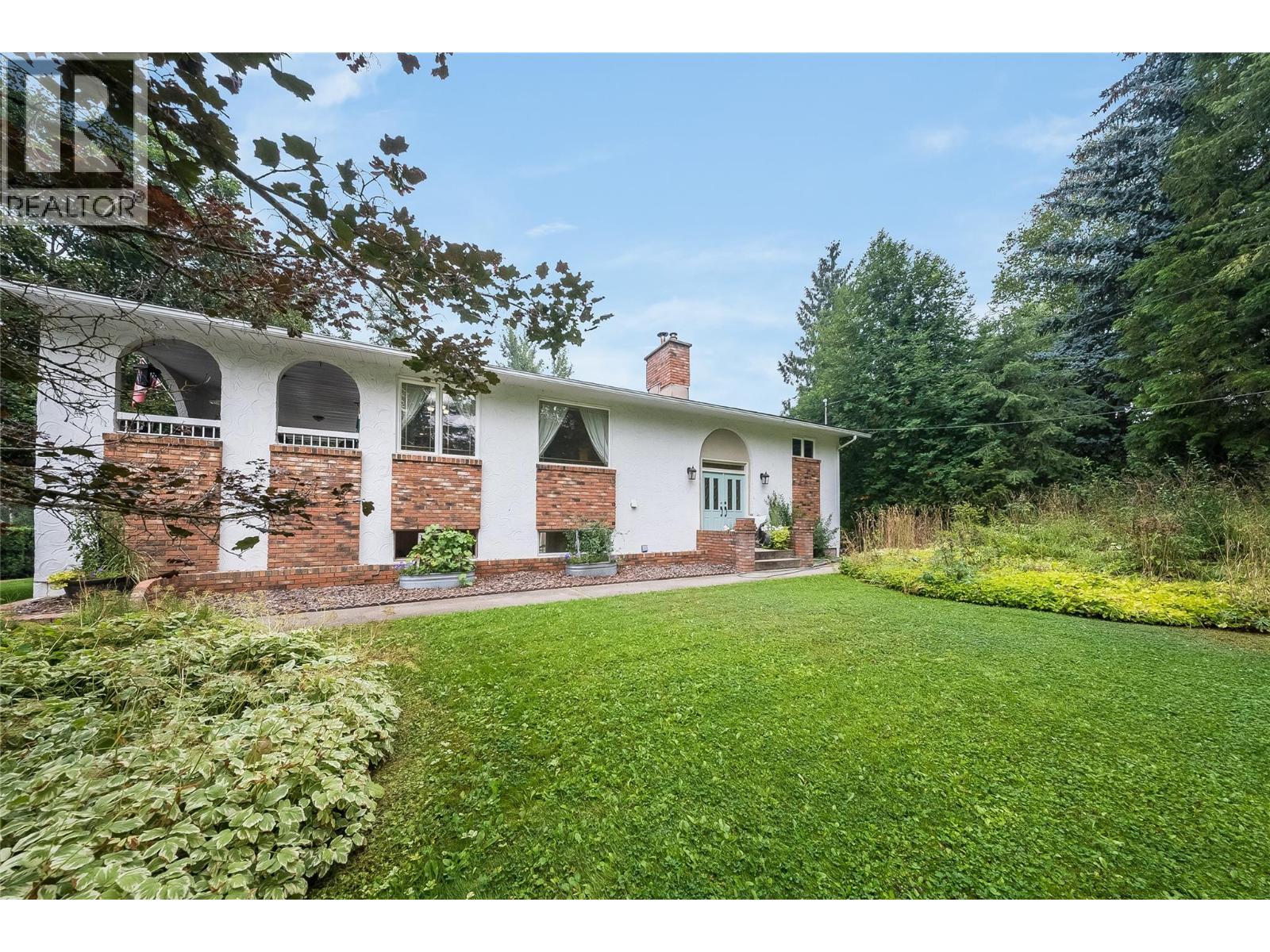 314 Webster Road, Fruitvale, BC - Outdoor