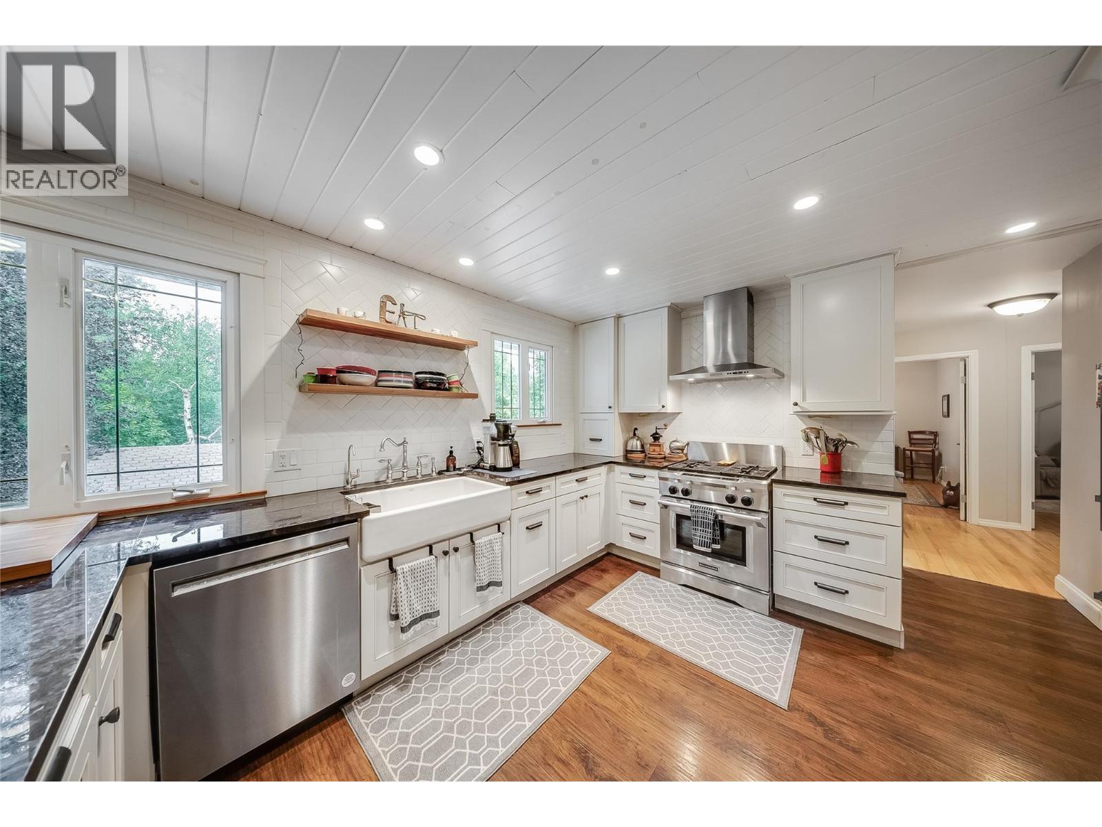 314 Webster Road, Fruitvale, BC - Indoor Photo Showing Kitchen With Upgraded Kitchen