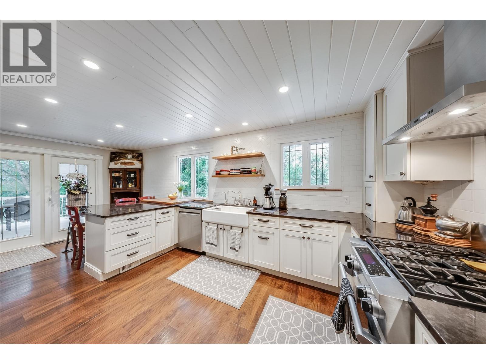314 Webster Road, Fruitvale, BC - Indoor Photo Showing Kitchen With Upgraded Kitchen