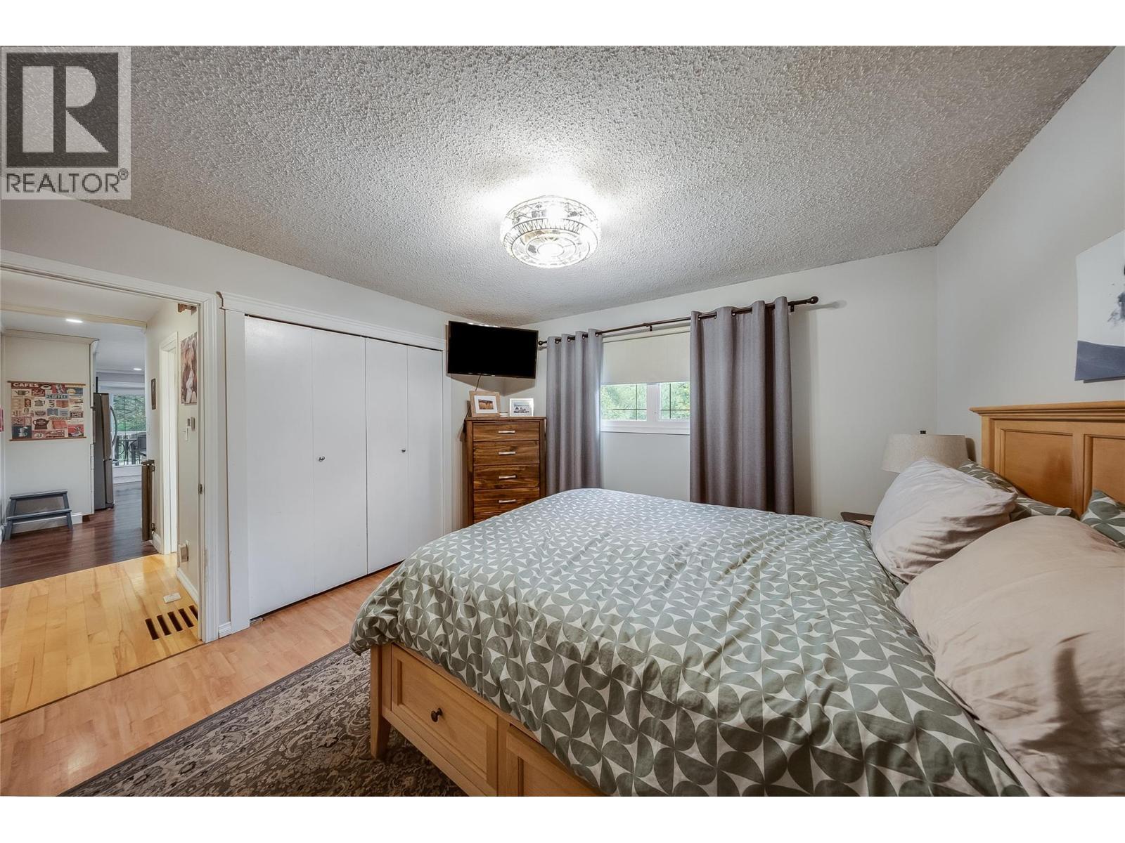 314 Webster Road, Fruitvale, BC - Indoor Photo Showing Bedroom