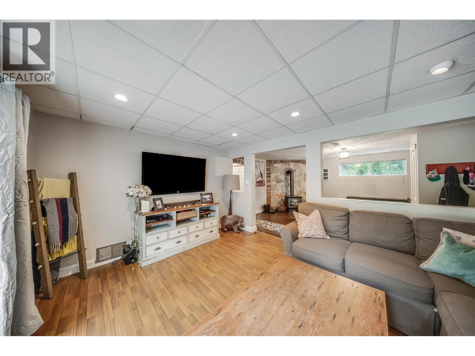 314 Webster Road, Fruitvale, BC - Indoor Photo Showing Living Room
