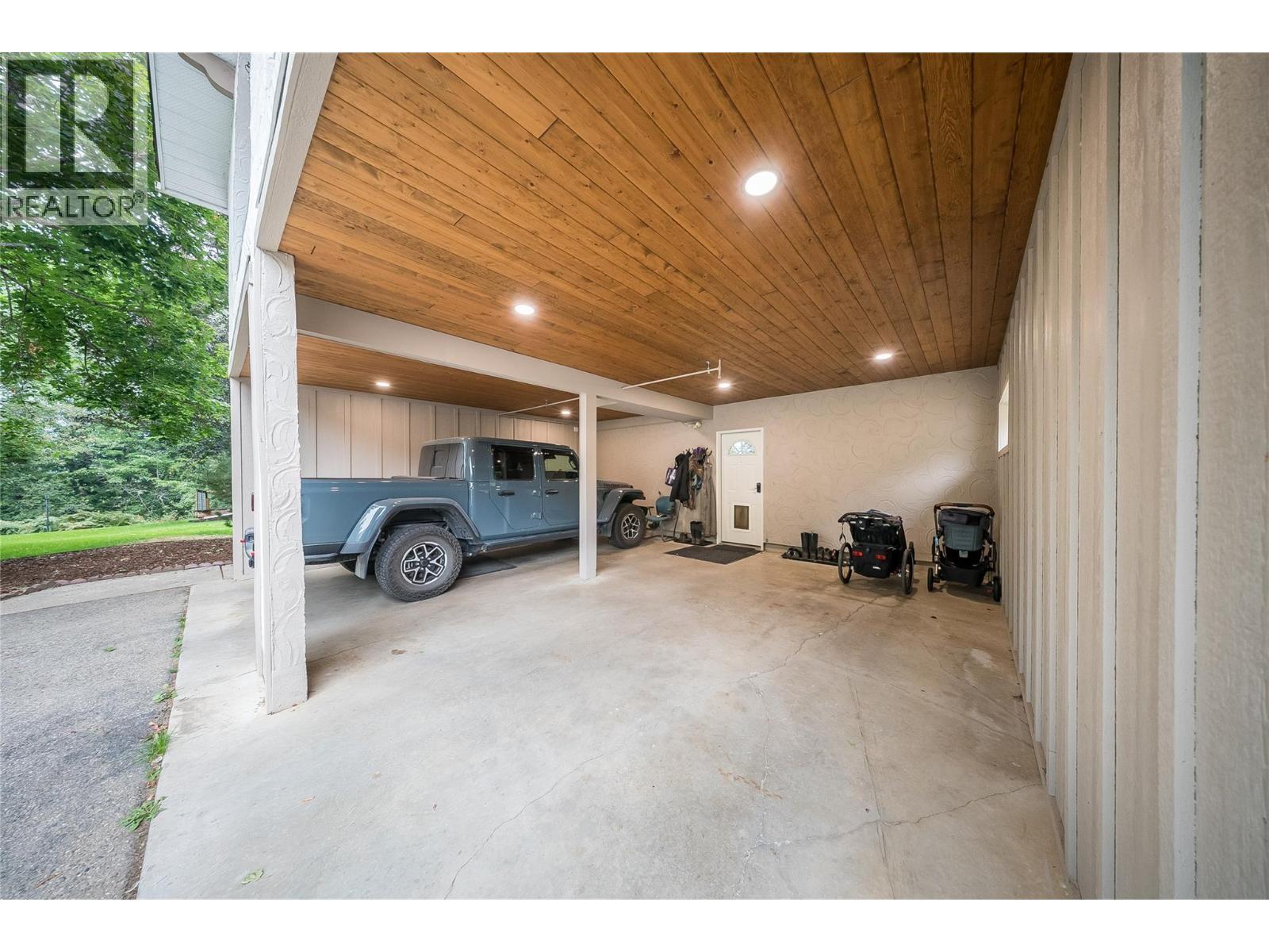 314 Webster Road, Fruitvale, BC - Indoor Photo Showing Garage