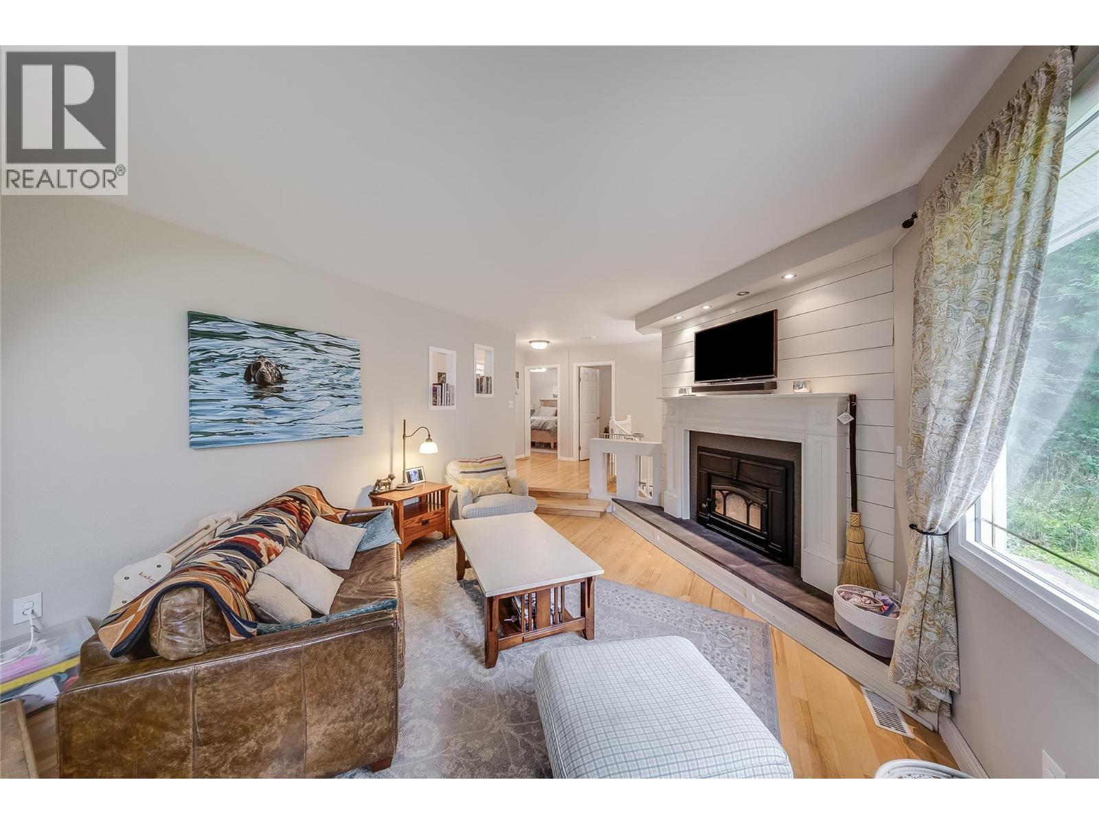314 Webster Road, Fruitvale, BC - Indoor Photo Showing Living Room With Fireplace