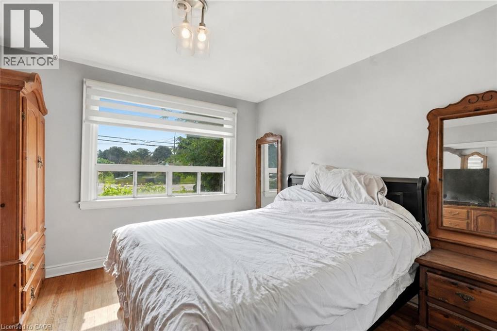 35 Centennial Parkway S, Hamilton, ON - Indoor Photo Showing Bedroom