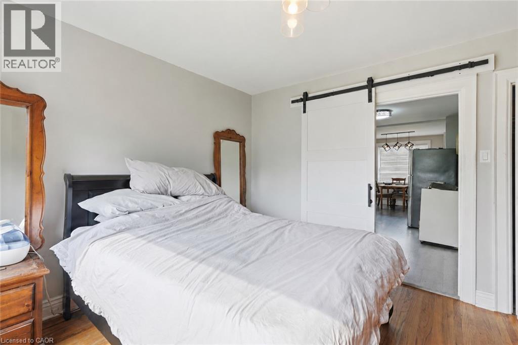 35 Centennial Parkway S, Hamilton, ON - Indoor Photo Showing Bedroom