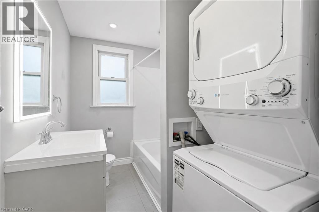 35 Centennial Parkway S, Hamilton, ON - Indoor Photo Showing Laundry Room