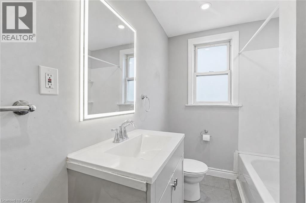 35 Centennial Parkway S, Hamilton, ON - Indoor Photo Showing Bathroom