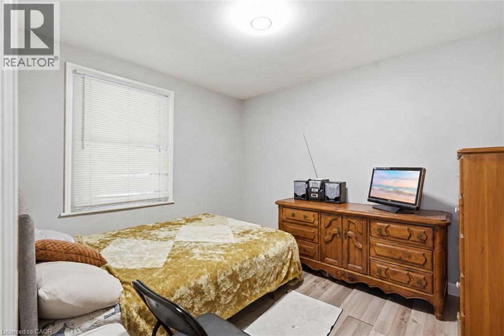 35 Centennial Parkway S, Hamilton, ON - Indoor Photo Showing Bedroom