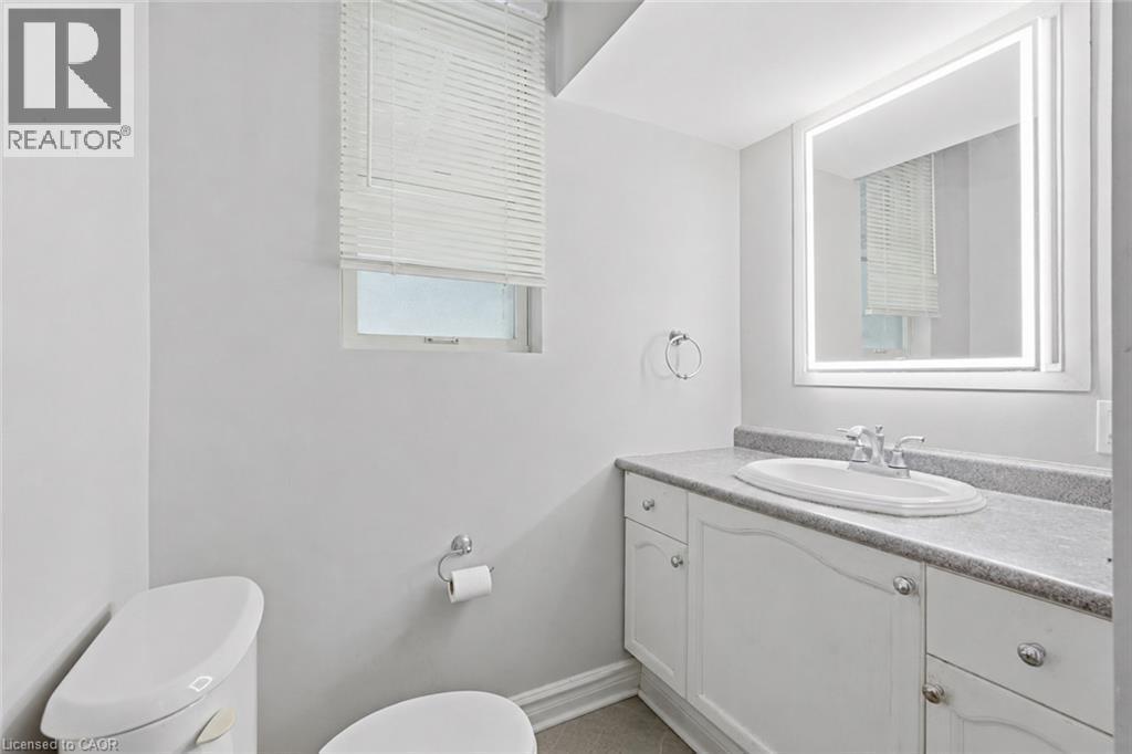 35 Centennial Parkway S, Hamilton, ON - Indoor Photo Showing Bathroom
