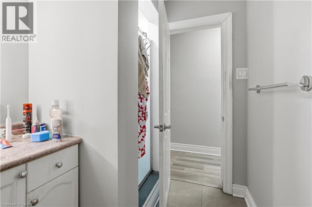 35 Centennial Parkway S, Hamilton, ON - Indoor Photo Showing Bathroom