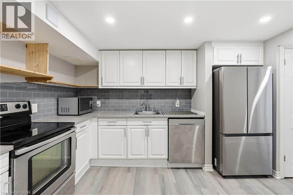 35 Centennial Parkway S, Hamilton, ON - Indoor Photo Showing Kitchen
