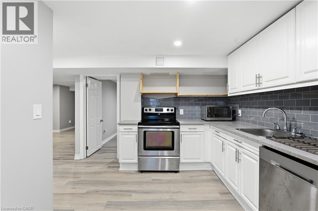 35 Centennial Parkway S, Hamilton, ON - Indoor Photo Showing Kitchen