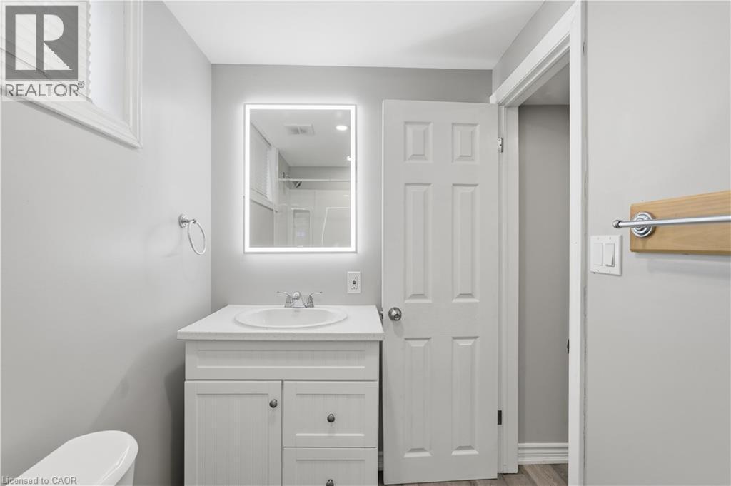 35 Centennial Parkway S, Hamilton, ON - Indoor Photo Showing Bathroom
