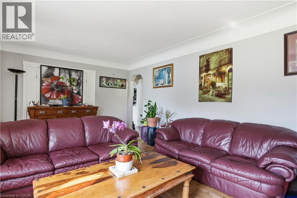 35 Centennial Parkway S, Hamilton, ON - Indoor Photo Showing Living Room