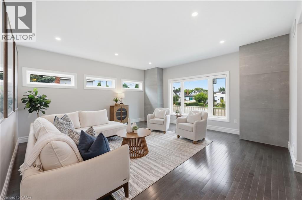 793 Beach Boulevard, Hamilton, ON - Indoor Photo Showing Living Room