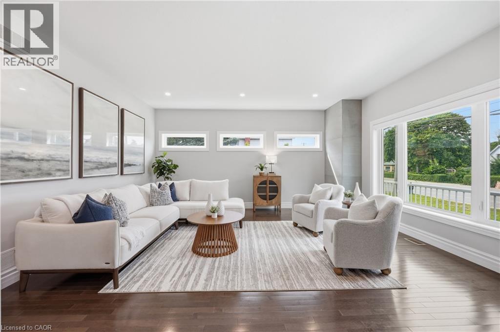 793 Beach Boulevard, Hamilton, ON - Indoor Photo Showing Living Room