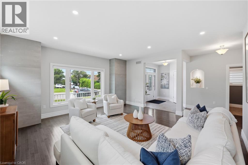 793 Beach Boulevard, Hamilton, ON - Indoor Photo Showing Living Room