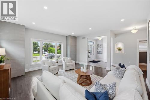 793 Beach Boulevard, Hamilton, ON - Indoor Photo Showing Living Room